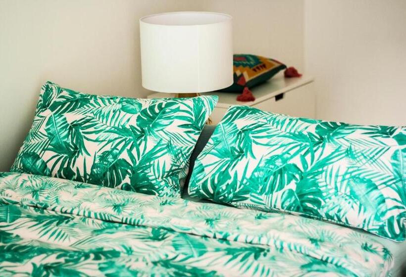 Studio Thalia Next To Metro