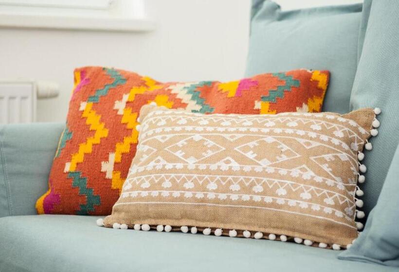 Studio Thalia Next To Metro