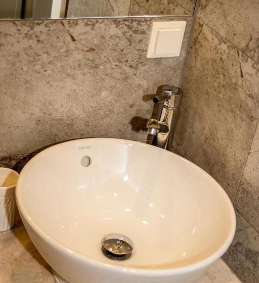 Studio Thalia Next To Metro