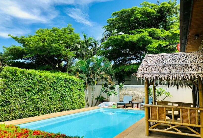 Thai Family Rawai Swimming Pool Villa