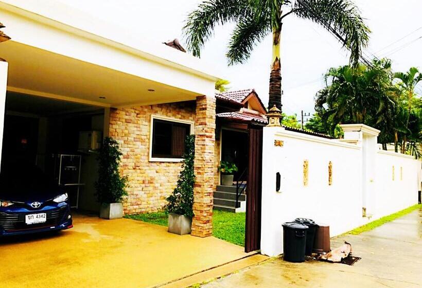 Thai Family Rawai Swimming Pool Villa