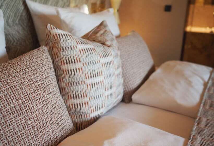 Hypernym Hotel & Suites