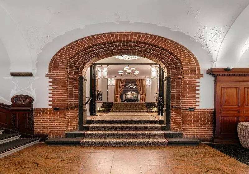 Hypernym Hotel & Suites