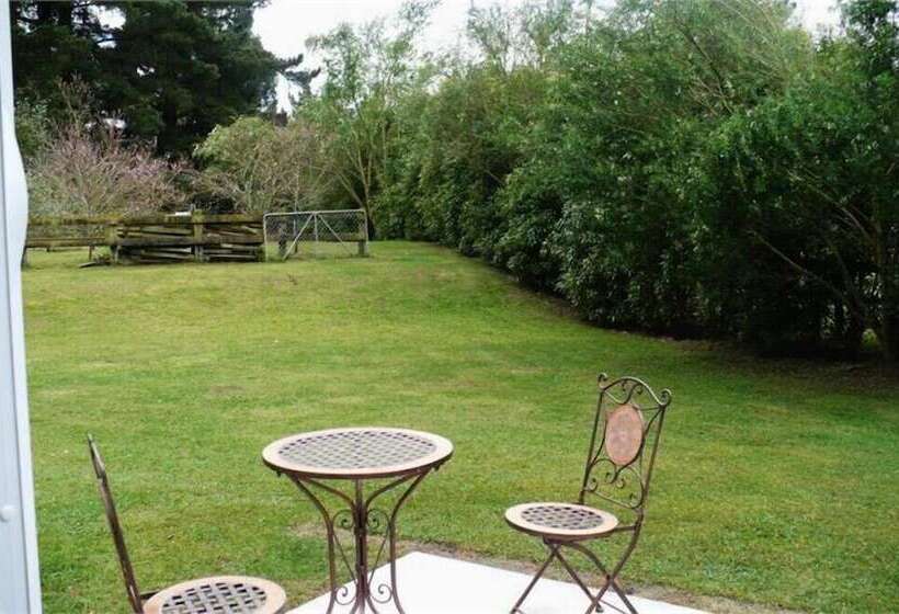 هتل Christchurch City & Country Cottages Nut Point Cottage