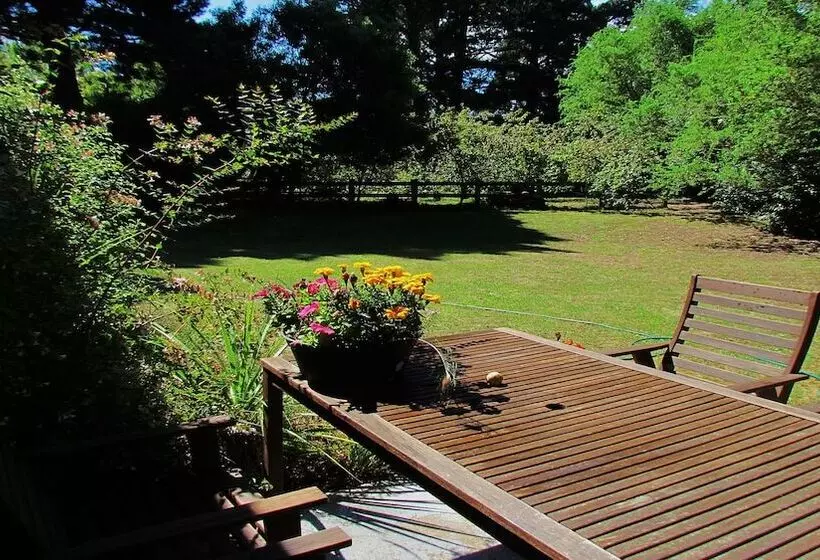 هتل Christchurch City & Country Cottages   Nut Point Cottage