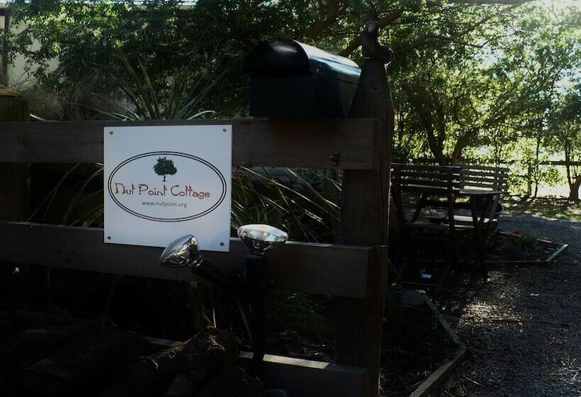 هتل Christchurch City & Country Cottages Nut Point Cottage