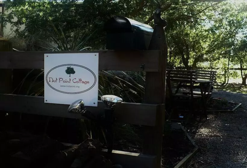 هتل Christchurch City & Country Cottages   Nut Point Cottage