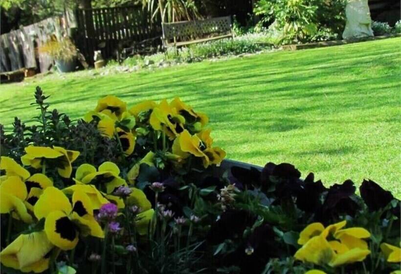 هتل Christchurch City & Country Cottages Nut Point Cottage