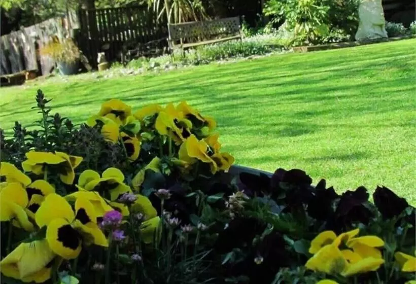 هتل Christchurch City & Country Cottages   Nut Point Cottage
