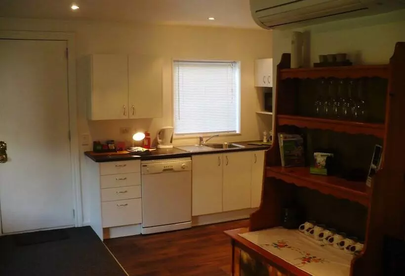 هتل Christchurch City & Country Cottages   Nut Point Cottage