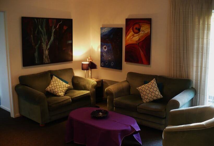 هتل Christchurch City & Country Cottages Nut Point Cottage