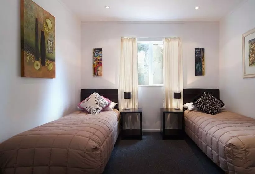 هتل Christchurch City & Country Cottages   Nut Point Cottage