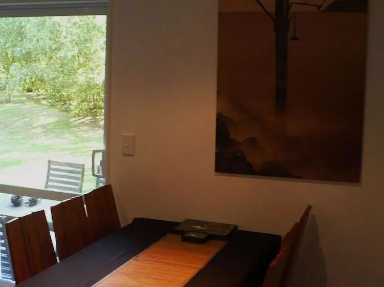 هتل Christchurch City & Country Cottages   Nut Point Cottage