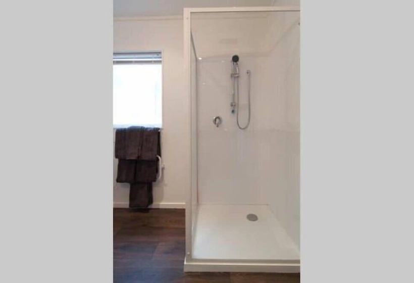 هتل Christchurch City & Country Cottages Nut Point Cottage