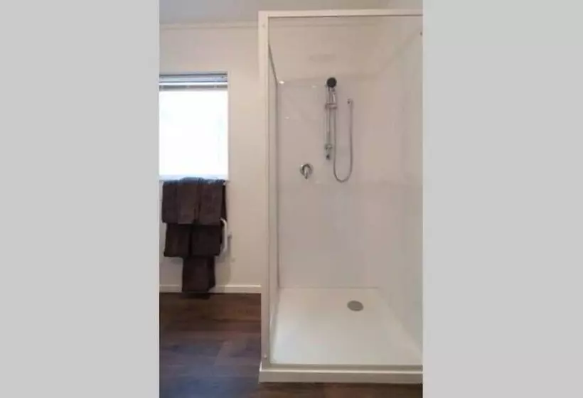 هتل Christchurch City & Country Cottages   Nut Point Cottage