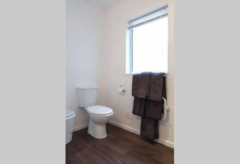 هتل Christchurch City & Country Cottages Nut Point Cottage