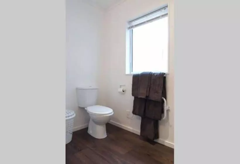 هتل Christchurch City & Country Cottages   Nut Point Cottage