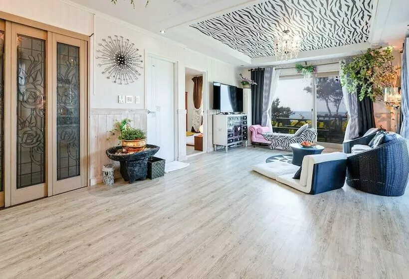 Jeju Kkot Hyang Gi Badasori Pension