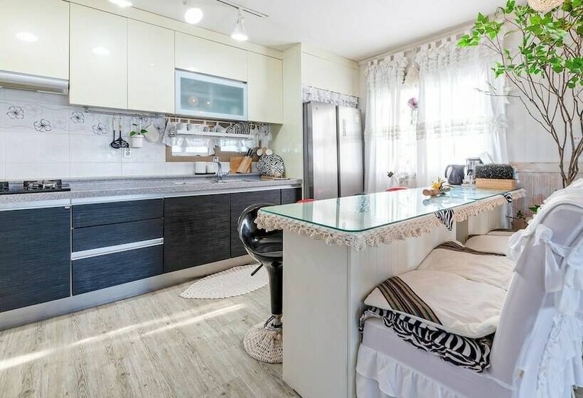 Jeju Kkot Hyang Gi Badasori Pension