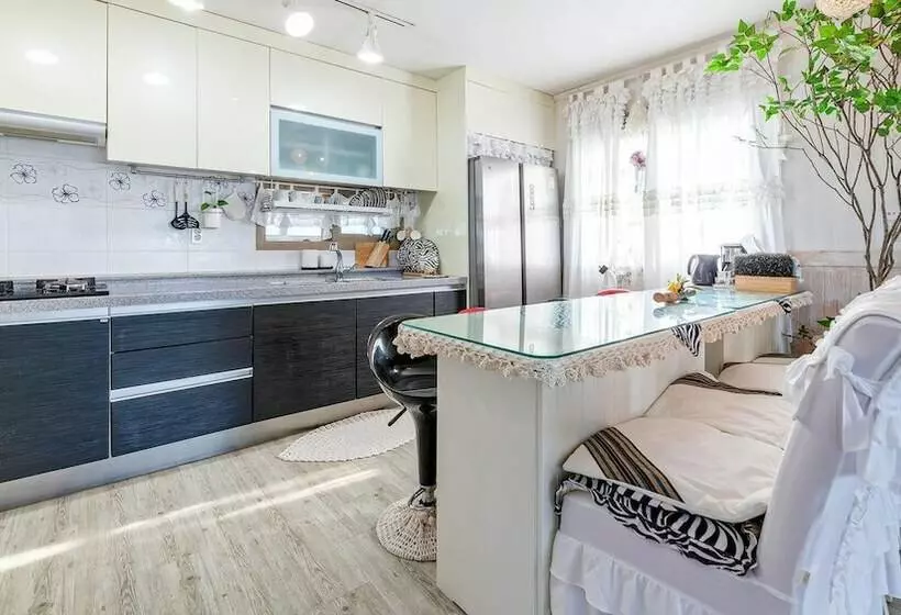 Jeju Kkot Hyang Gi Badasori Pension