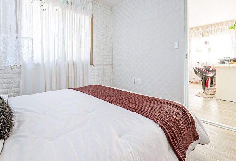 Jeju Kkot Hyang Gi Badasori Pension