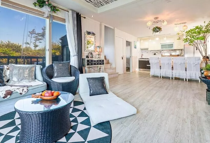 Jeju Kkot Hyang Gi Badasori Pension