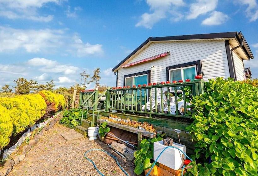 Jeju Kkot Hyang Gi Badasori Pension