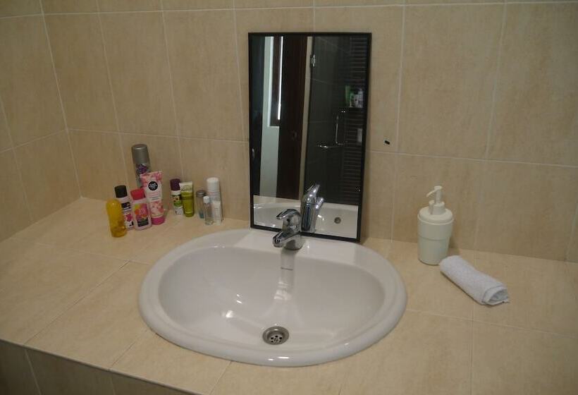 Majatalo Batu Ferringhi Homestay