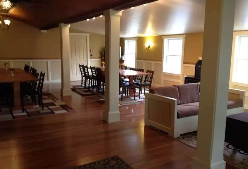 Hotelli The Woods Lodge