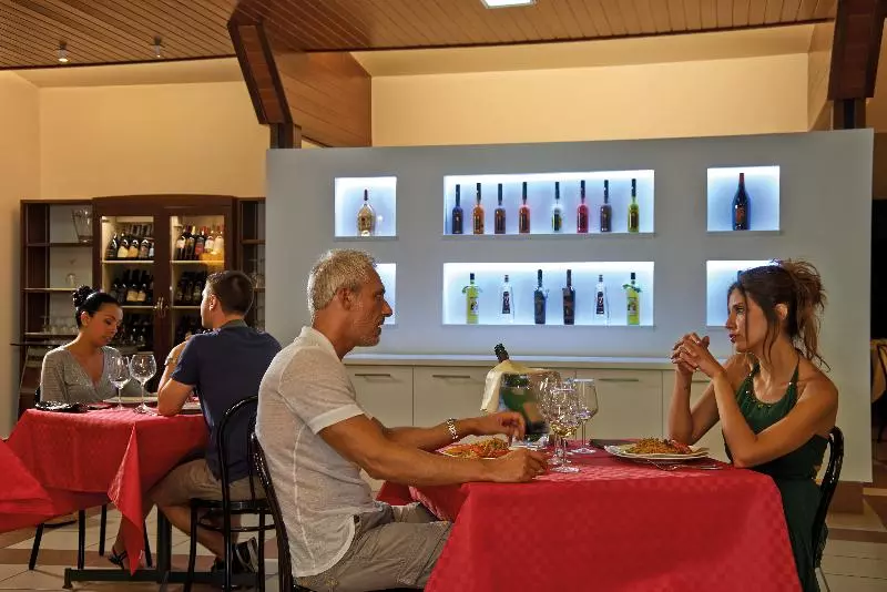 Отель Happy Camp Mobile Homes In Villaggio Camping Baia Domizia