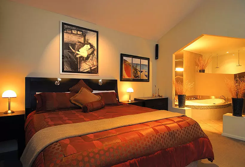 Отель Romantic Getaways At Riverview Rise Retreats