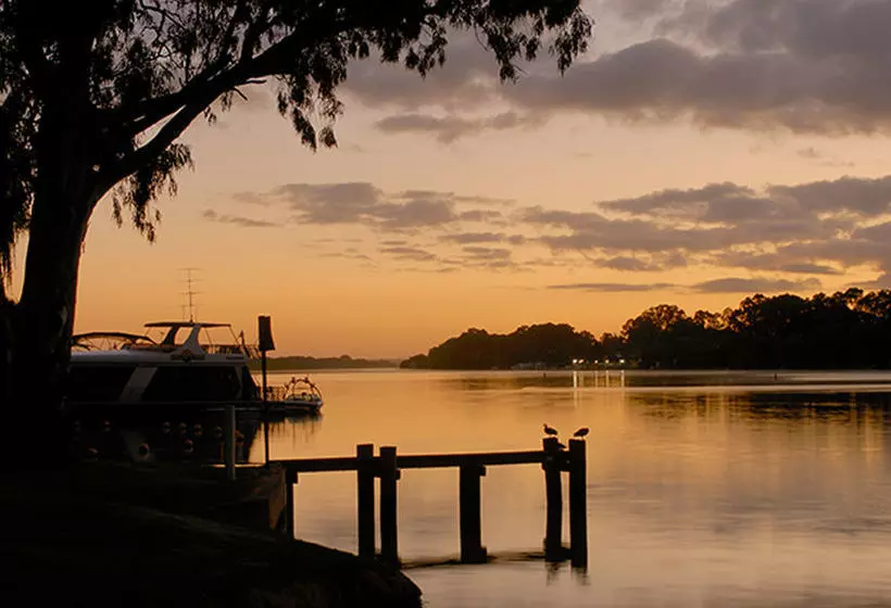 Отель Romantic Getaways At Riverview Rise Retreats