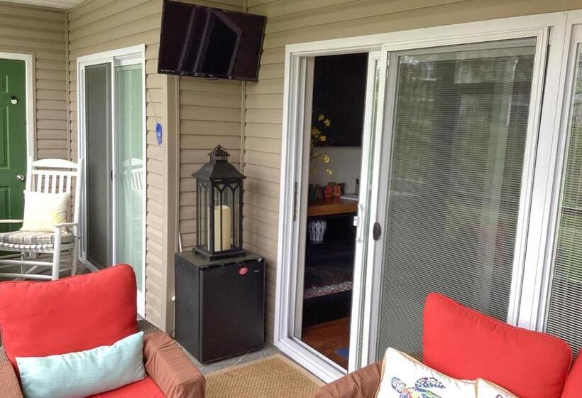 호텔 A Little Lake Retreat