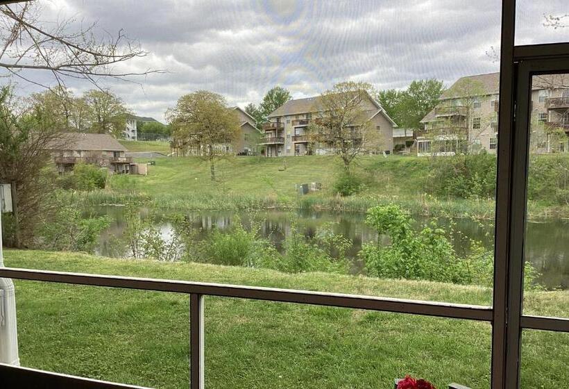 호텔 A Little Lake Retreat