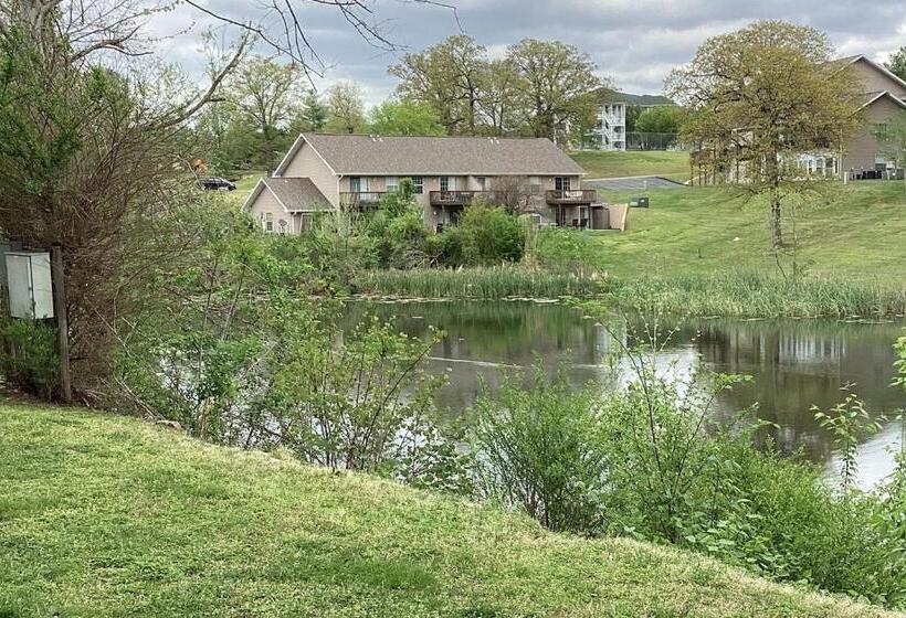 호텔 A Little Lake Retreat