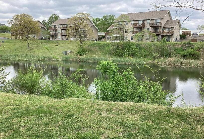 호텔 A Little Lake Retreat