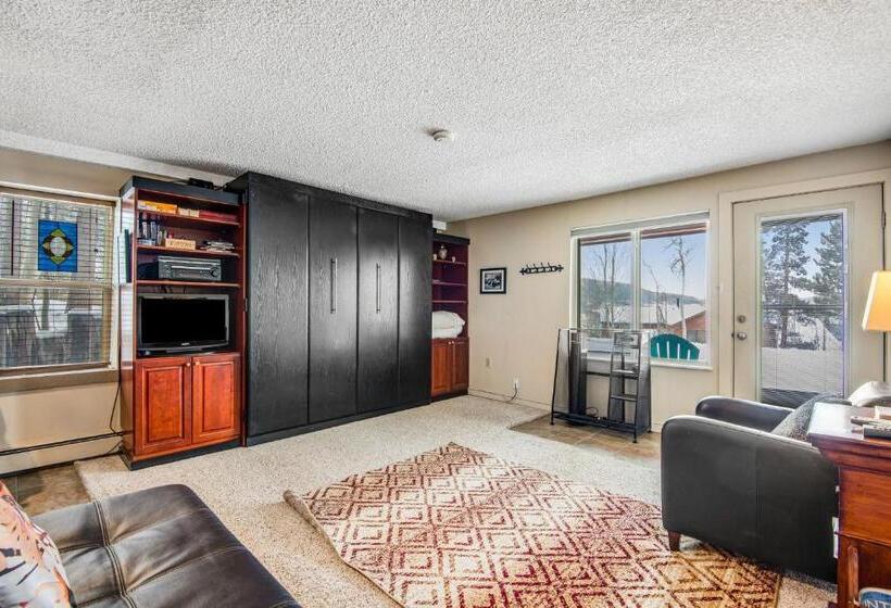 هتل Stover S Outpost