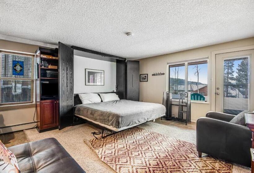 هتل Stover S Outpost