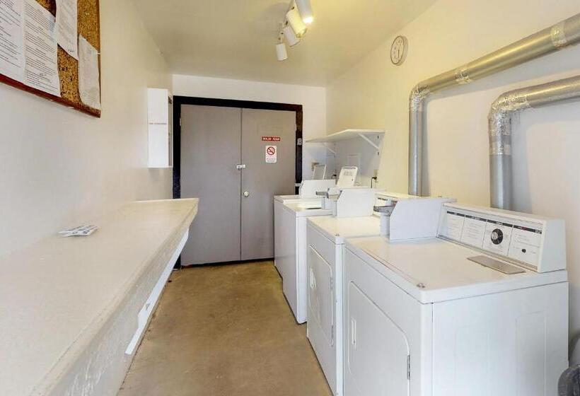 هتل Stover S Outpost