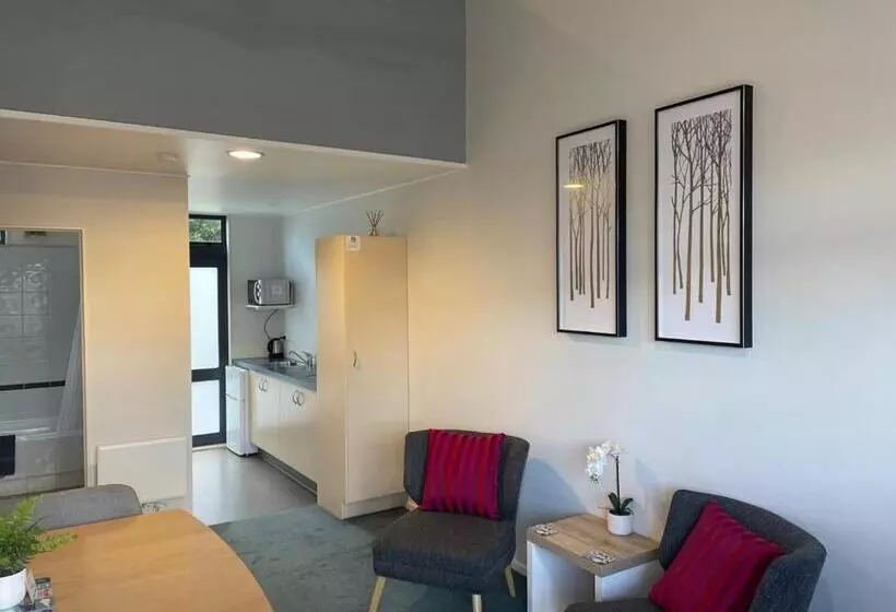 בית מלון כפרי Academy Motor Inn