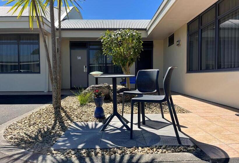 בית מלון כפרי Academy Motor Inn