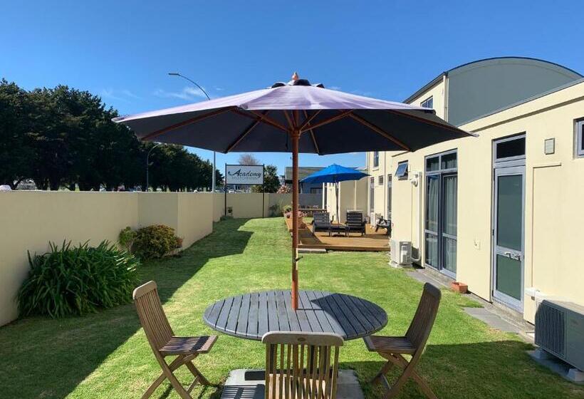 בית מלון כפרי Academy Motor Inn