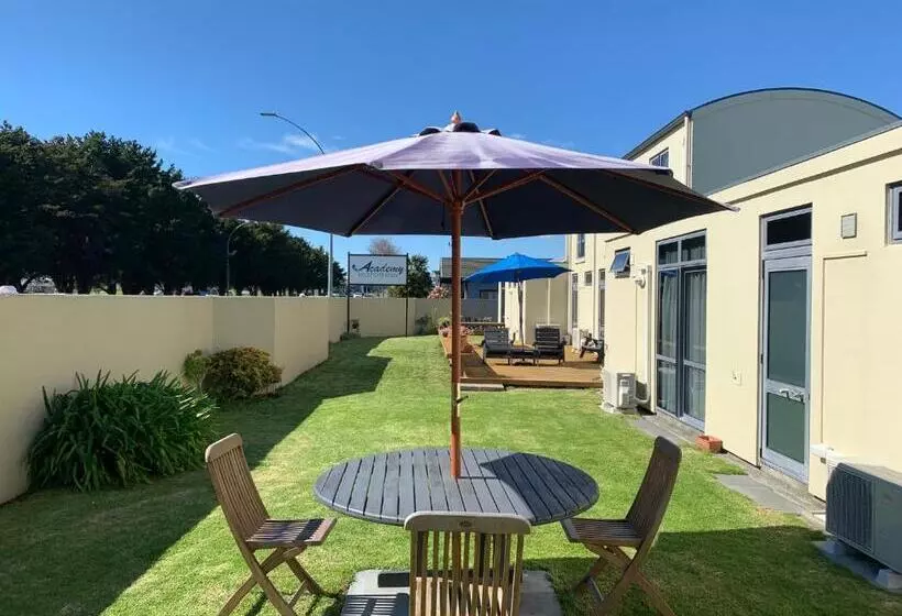 בית מלון כפרי Academy Motor Inn