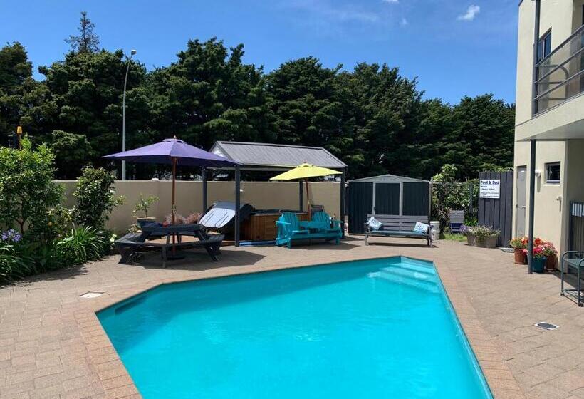 בית מלון כפרי Academy Motor Inn