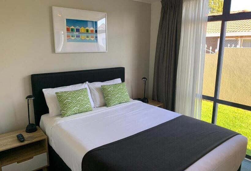 בית מלון כפרי Academy Motor Inn