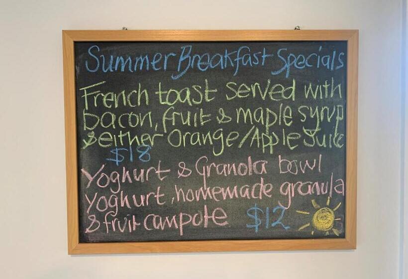 בית מלון כפרי Academy Motor Inn