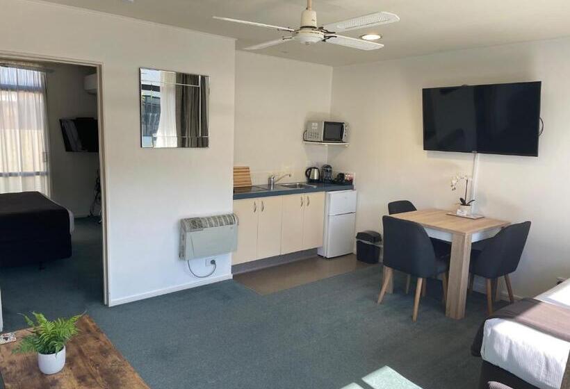 בית מלון כפרי Academy Motor Inn