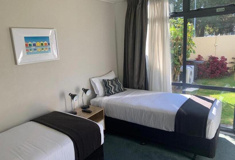 בית מלון כפרי Academy Motor Inn