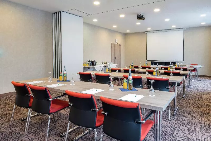 هتل Holiday Inn Express Friedrichshafen, An Ihg