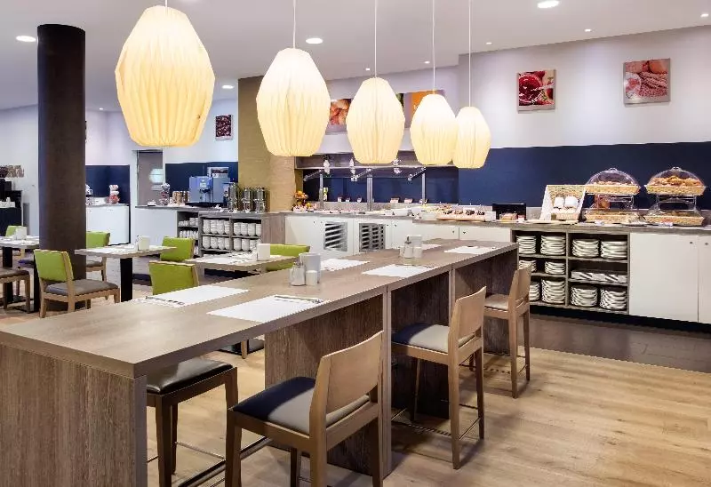 هتل Holiday Inn Express Friedrichshafen, An Ihg